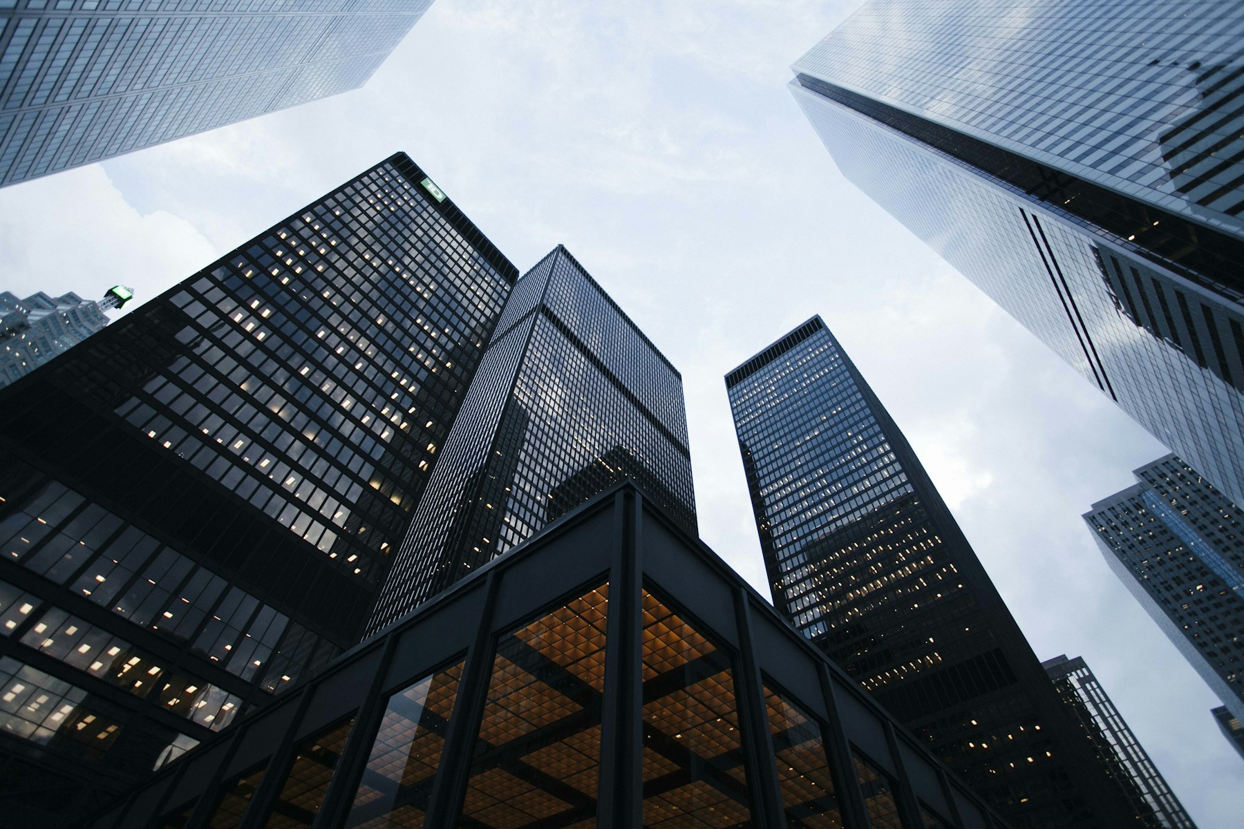 Linhas de uma fachada corporativa vistas em direção ao céu